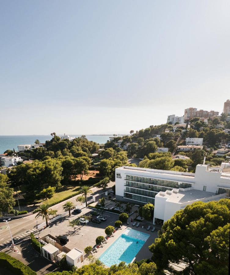 Vista aérea del hotel y la piscina